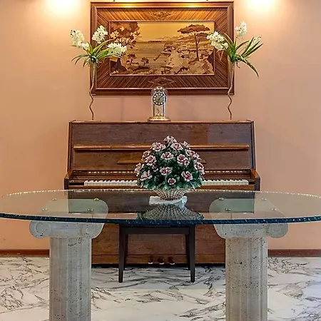 Ascot Hotel