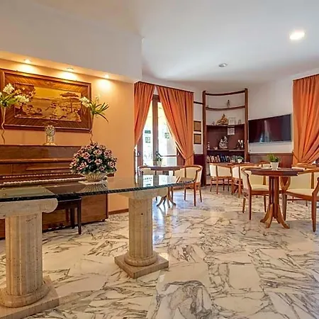 Ascot Hotel 4*